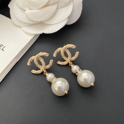 Boucles d'oreilles pendantes perlées avec lettre logo Temperament