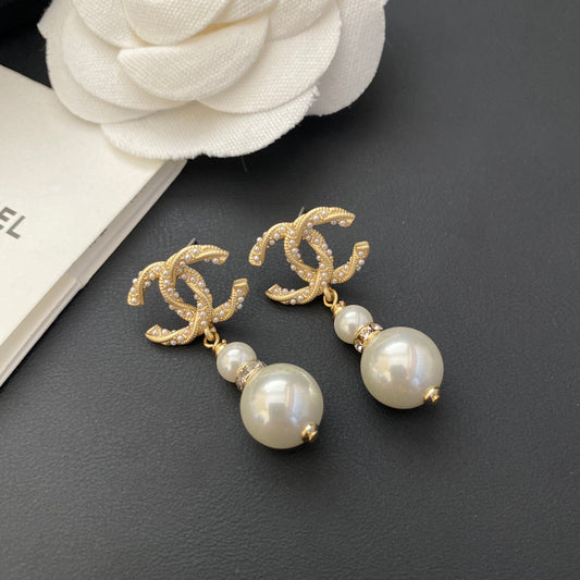 Pendientes colgantes de perlas con letras del logo Temperament