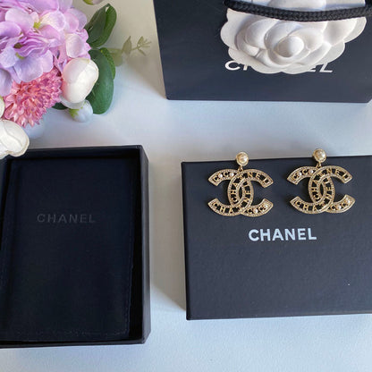 Aretes de alfabeto calado elegantes
