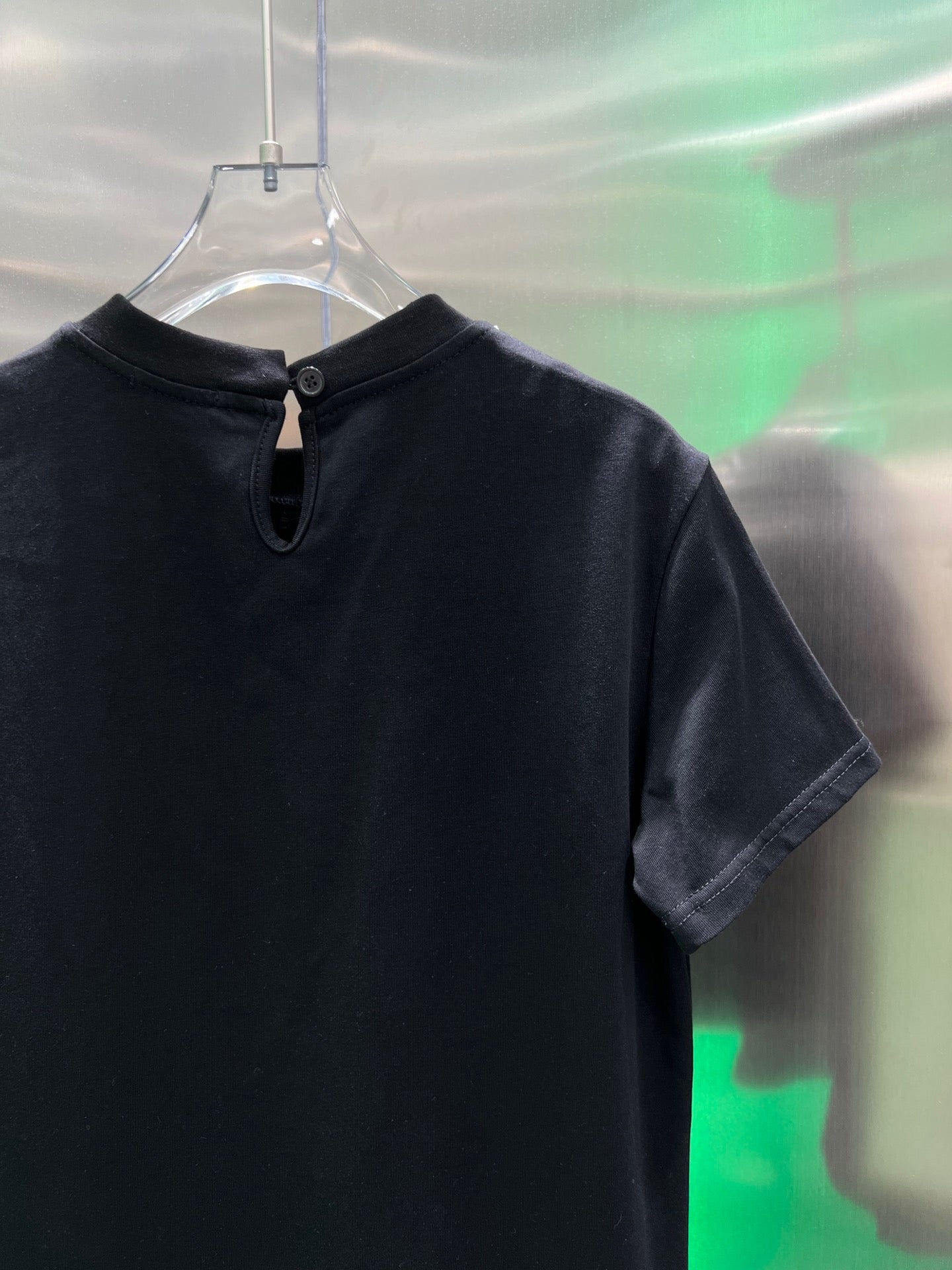 Nueva camiseta bordada con cuello redondo y lentejuelas