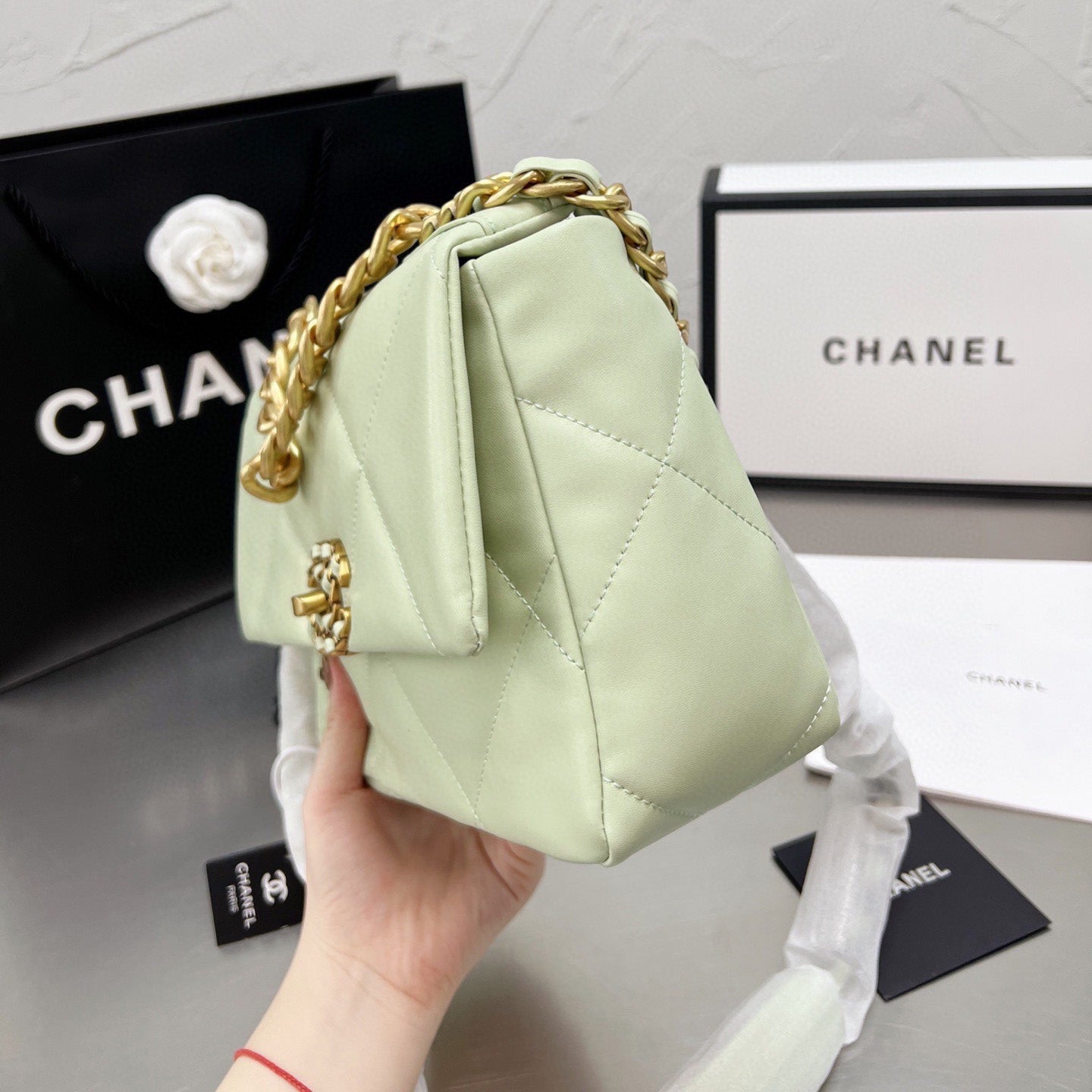 BOLSO DE HOMBRO CON SOLAPA Y CADENA SERIE 19