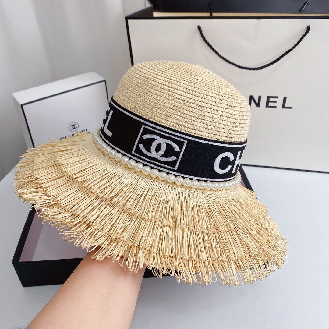 Sombrero de paja con flecos y perlas