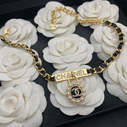 Collier en cuir tressé avec pendentif perle