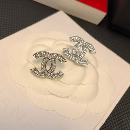 Boucles d'oreilles élégantes en argent et or avec logo