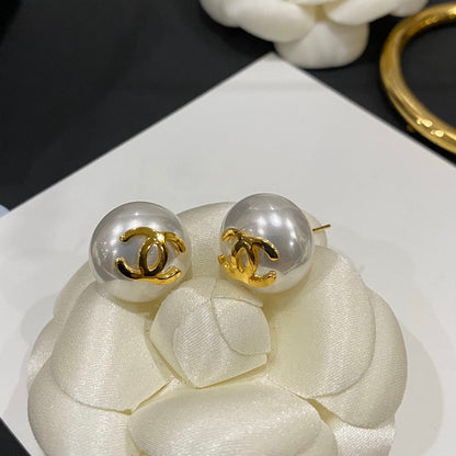 Elegantes aretes de perlas con logo