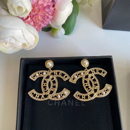 Aretes de alfabeto calado elegantes