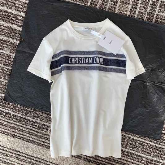 T-shirt brodé en fil teint par nouage