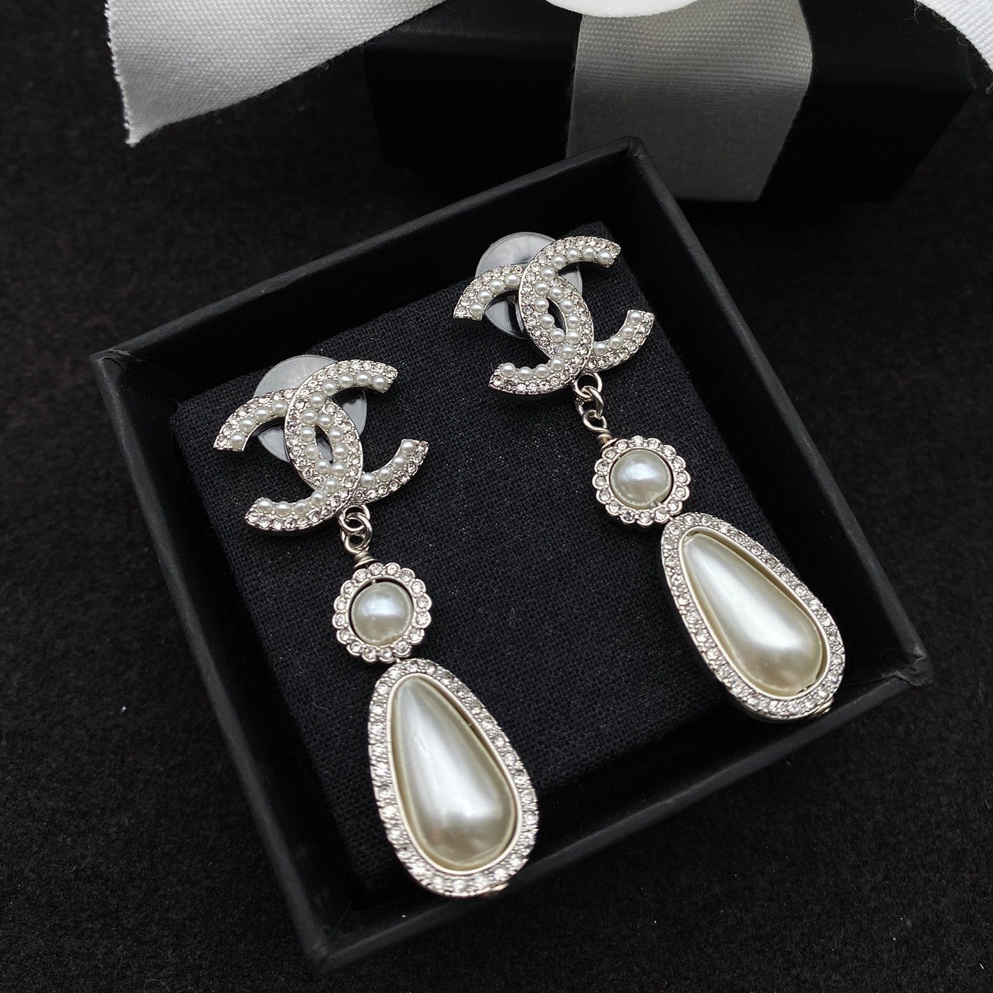 Elegantes pendientes de perlas con diamantes