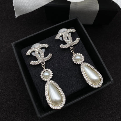 Elegantes pendientes de perlas con diamantes