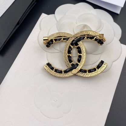 Broche de oro negro con perlas y diamantes