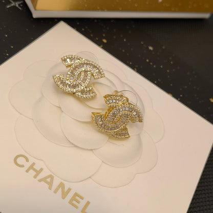 Pendientes elegantes y clásicos con logotipo para mujer