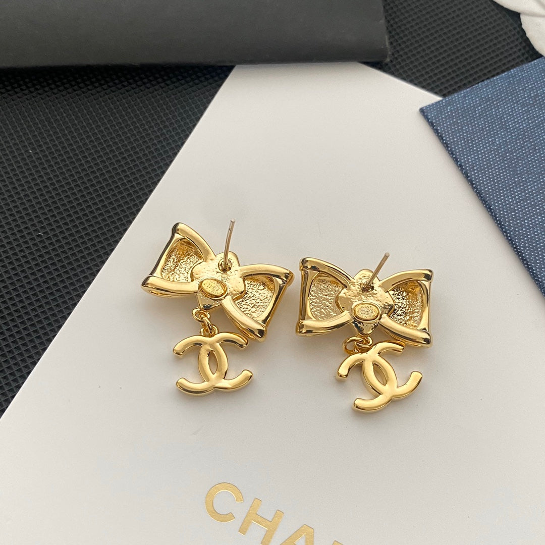 Pendientes con el logo de Gentle Bow