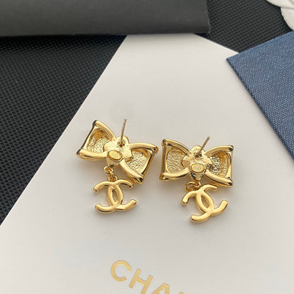 Pendientes con el logo de Gentle Bow