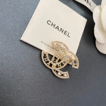 Broche élégante diamant et perle scintillants