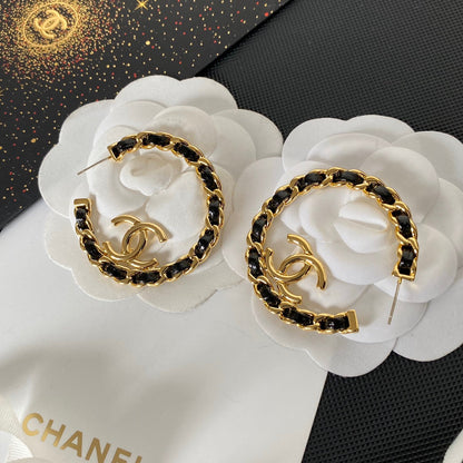 Pendientes de aro de oro con cuero negro