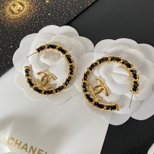 Boucles d'oreilles créoles en cuir noir et clous dorés