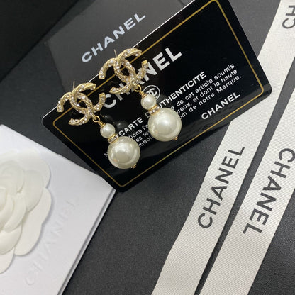 Boucles d'oreilles pendantes perlées avec lettre logo Temperament