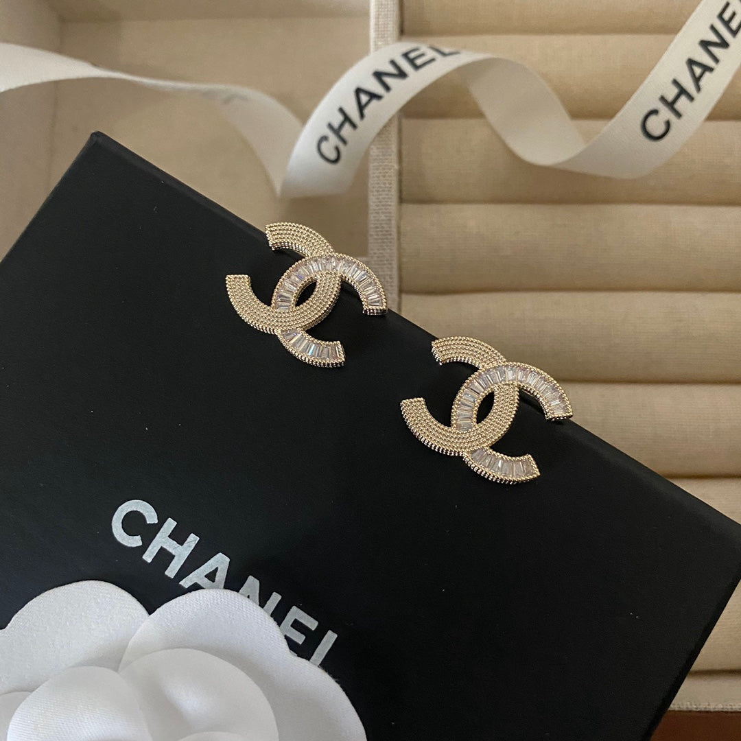 Aretes elegantes con baño de cristal