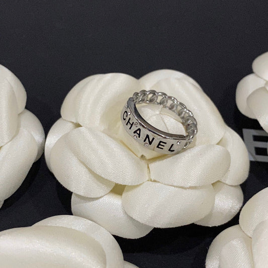 Bague en Lettres avec Couture Diamant à la Mode