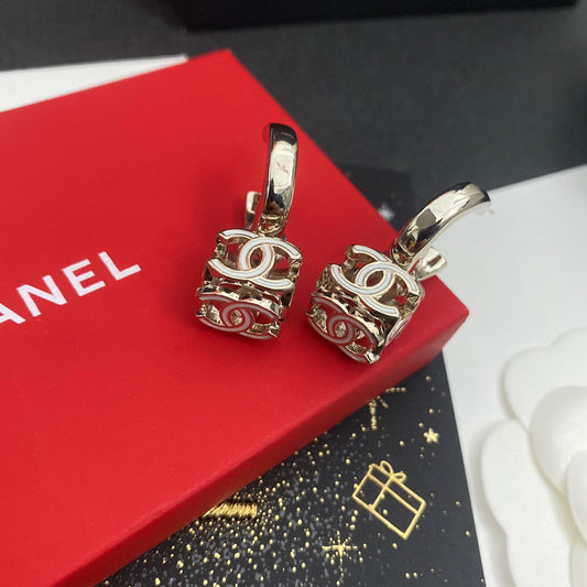 Boucles d'oreilles pendantes carrées avec logo