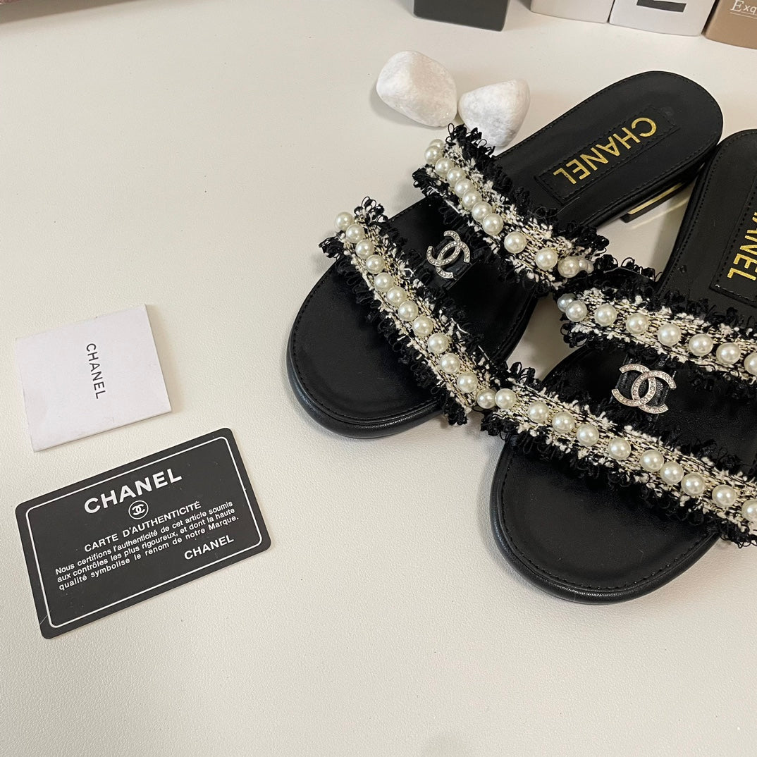 Zapatillas planas elegantes con doble tira de perlas