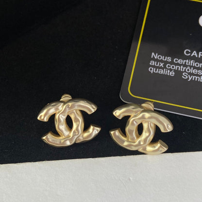 Pendientes de tuerca con letras y diseño arrugado