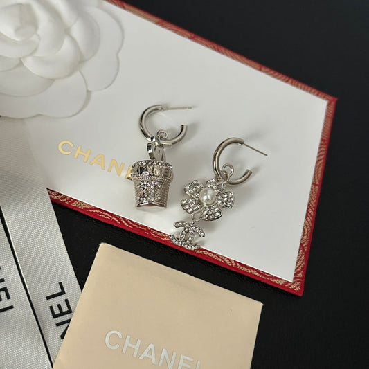 Boucles d'oreilles asymétriques Fleur en strass