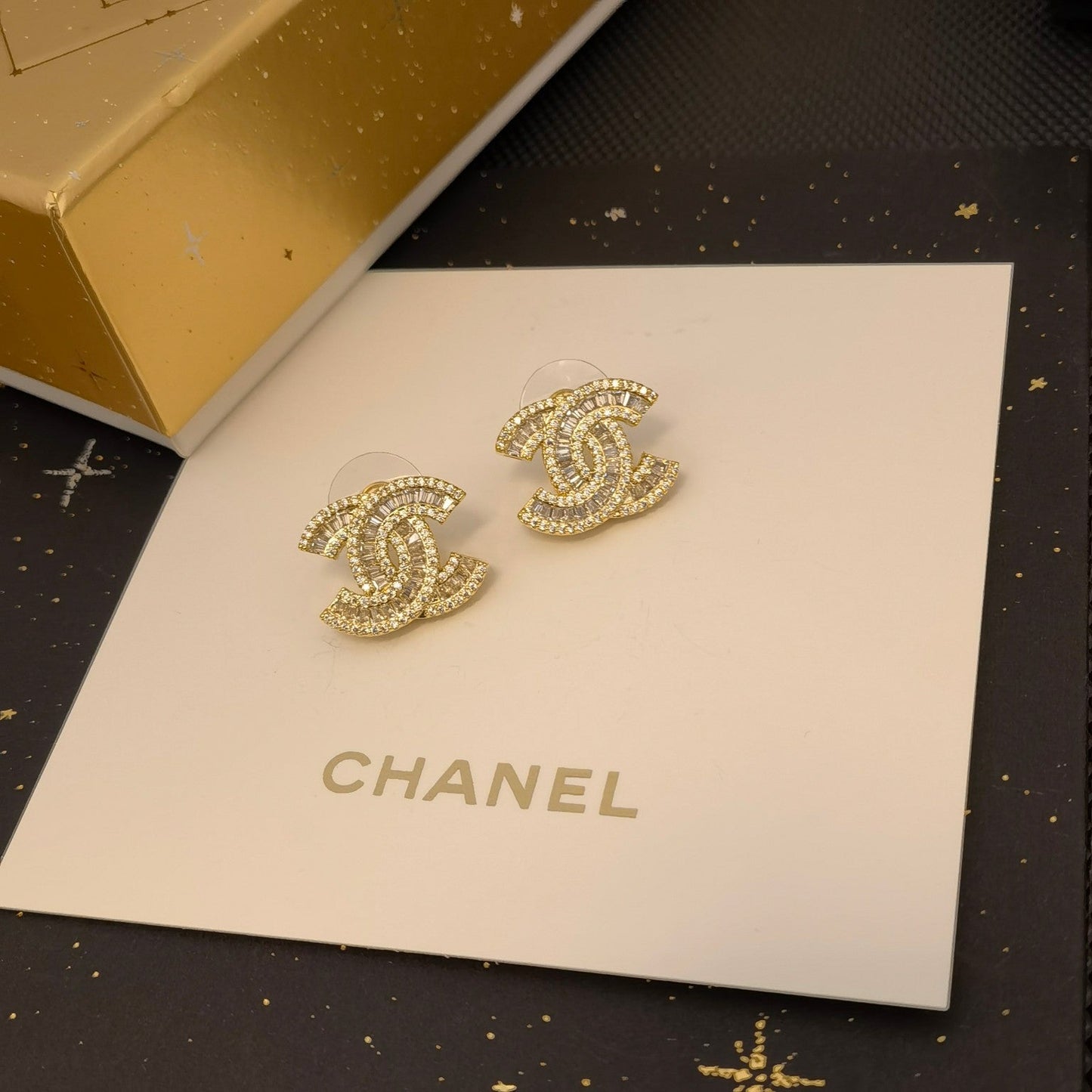 Pendientes elegantes y clásicos con logotipo para mujer