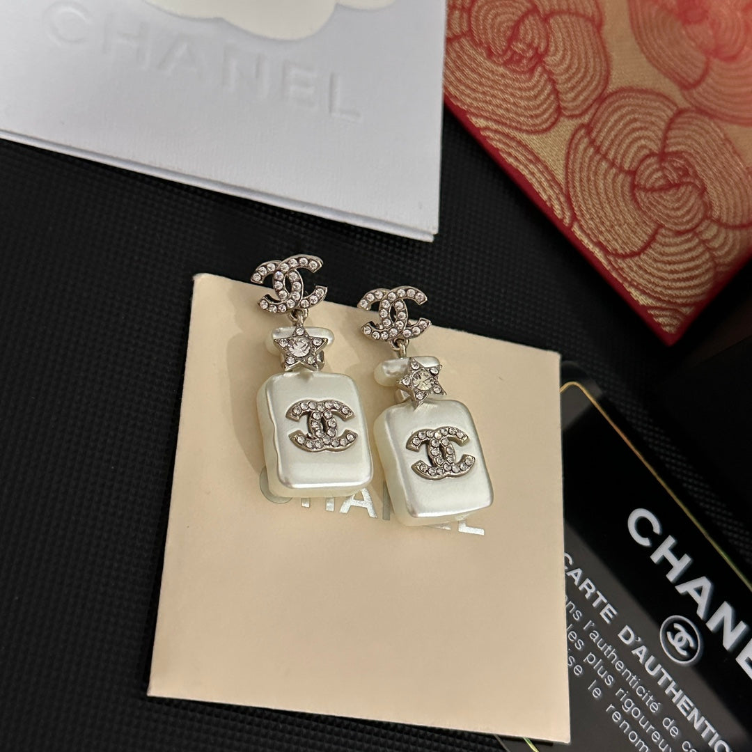 Pendientes de gota de frasco de perfume blanco