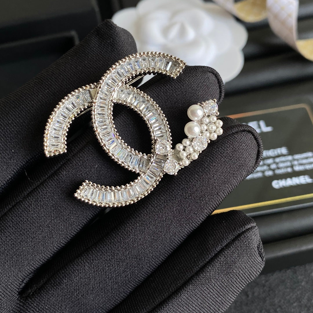 Broche de costura de perlas y diamantes