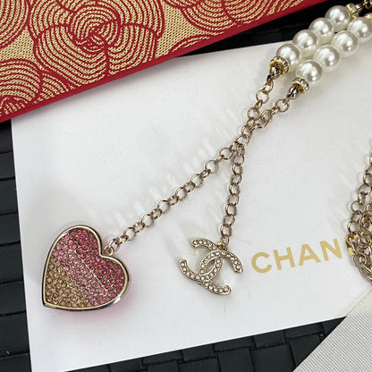 Collier de perles avec pendentif cœur rose