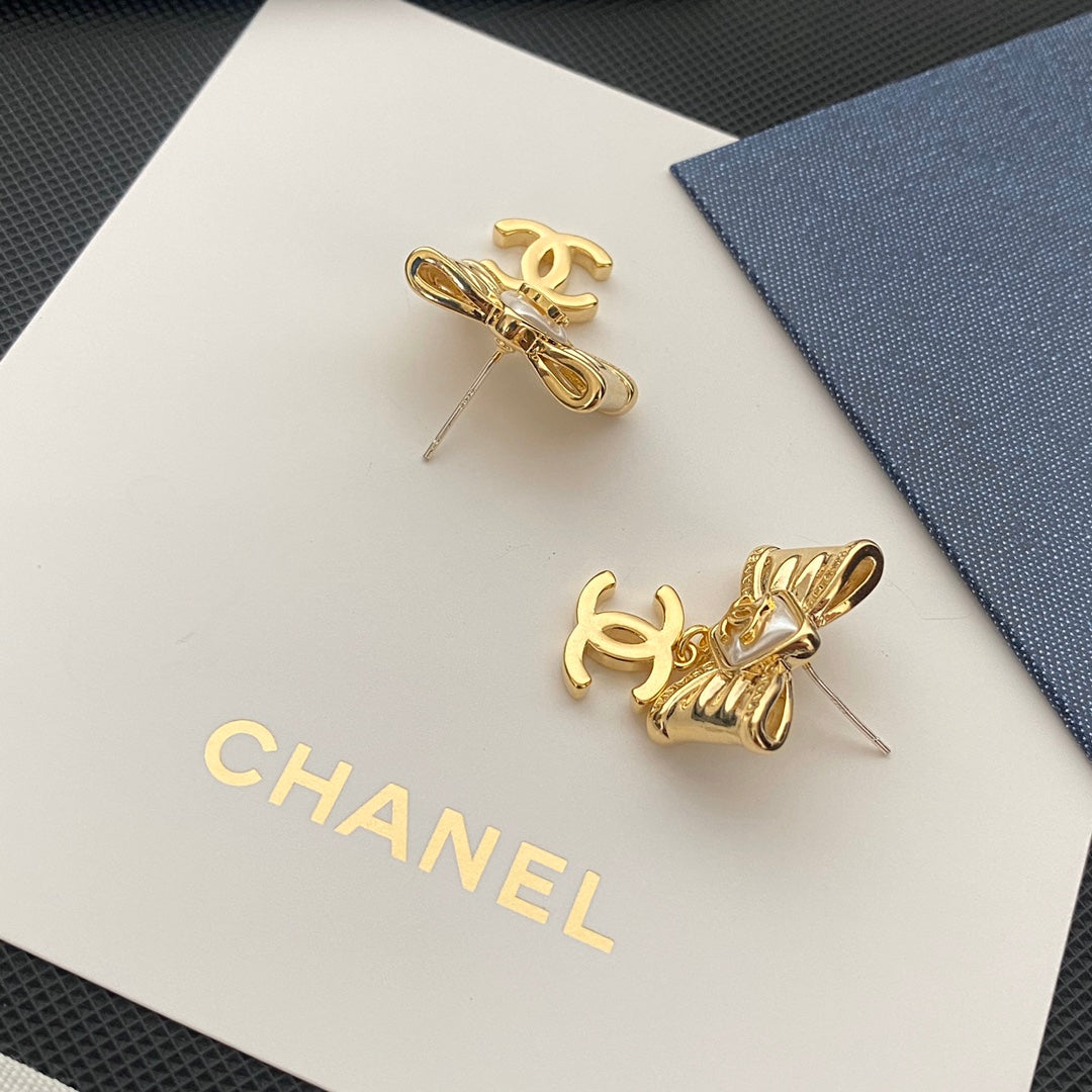 Pendientes con el logo de Gentle Bow