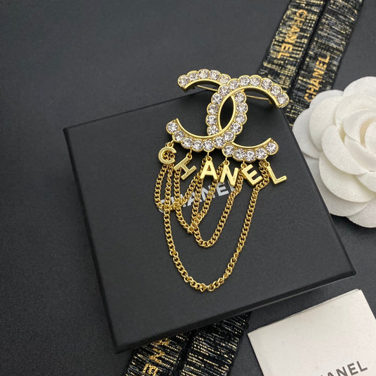 Broche avec lettres et pompon
