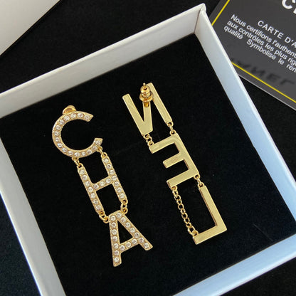 Pendientes de Letra con Diamantes de Temperamento