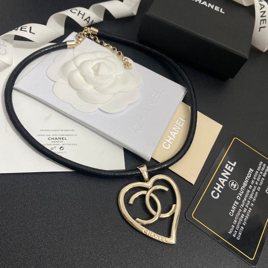 Collier en cuir avec cœur découpé