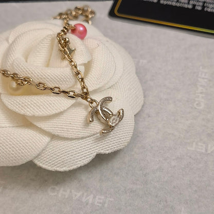 Pulsera con colgantes de perlas y diamantes de imitación de moda