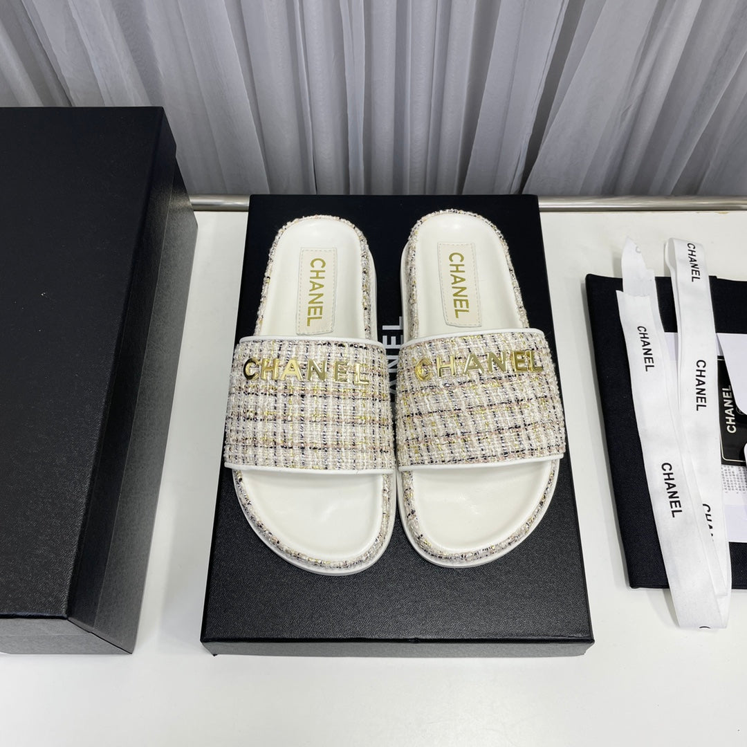 Sandalias planas clásicas de moda