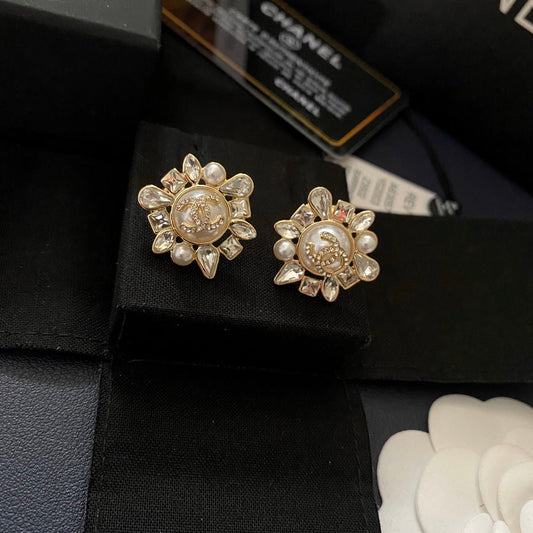 Aretes de perlas y pedrería vintage elegantes
