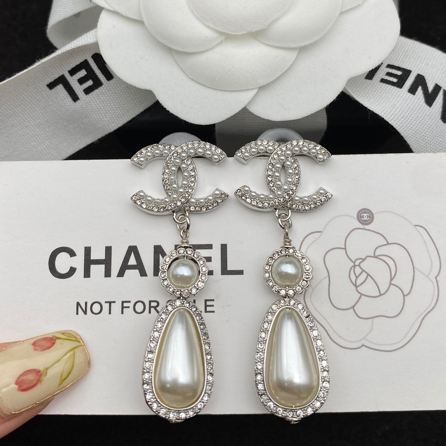 Elegantes pendientes de perlas con diamantes