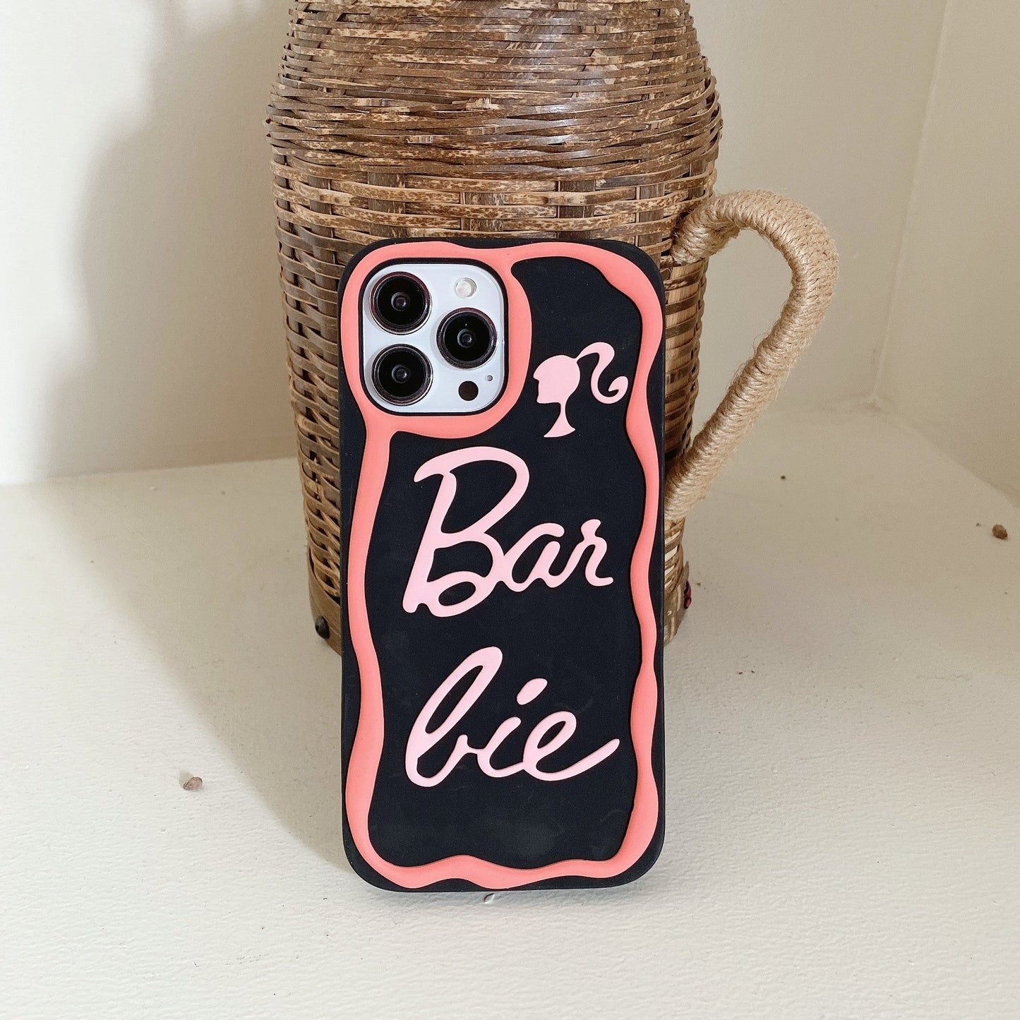Funda de silicona con letras rosas de dibujos animados