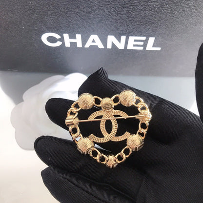 Broche de diamante colorido con forma de corazón