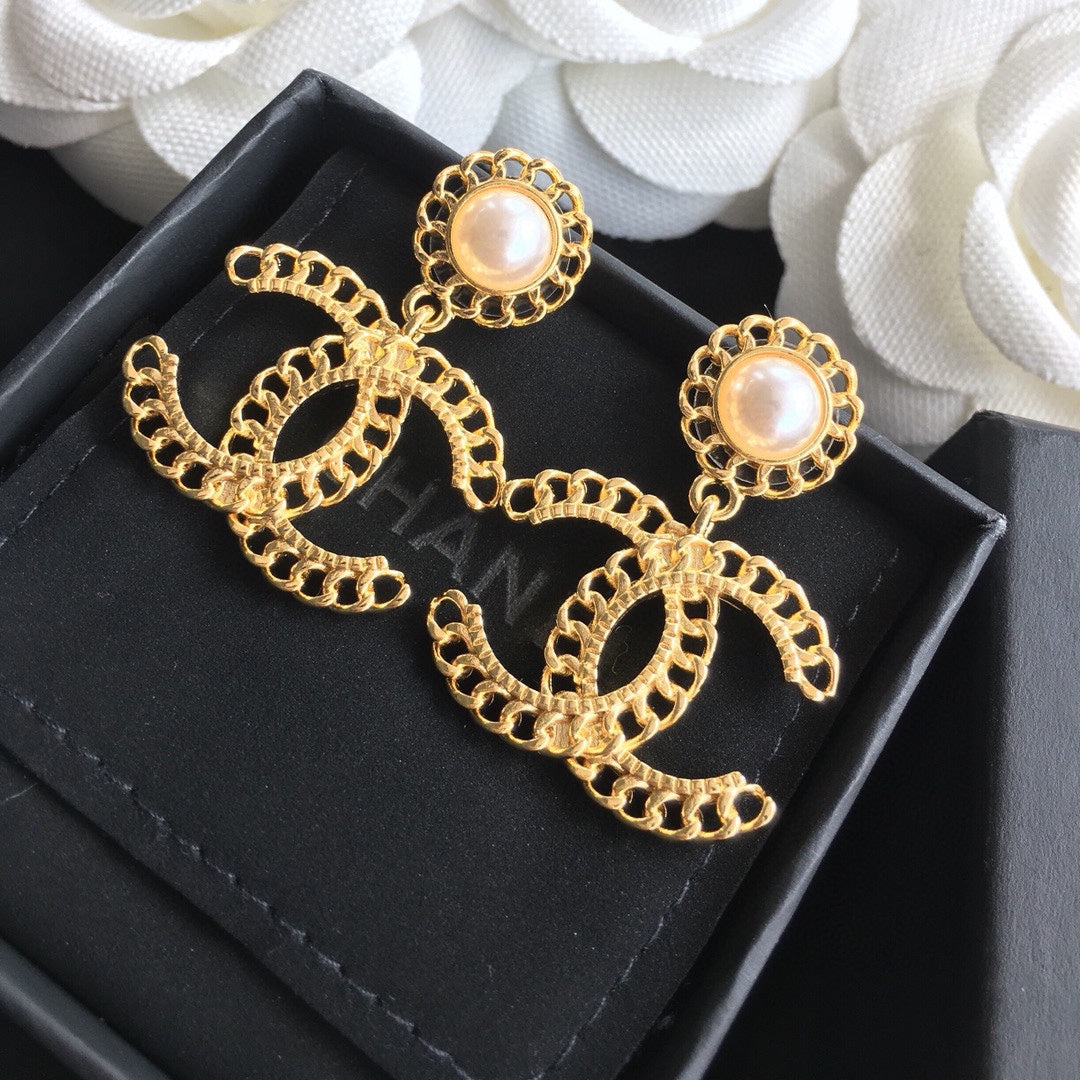 Pendientes elegantes de gota de perla en tono dorado