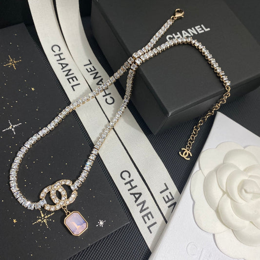 Collier élégant en cristal carré et diamant
