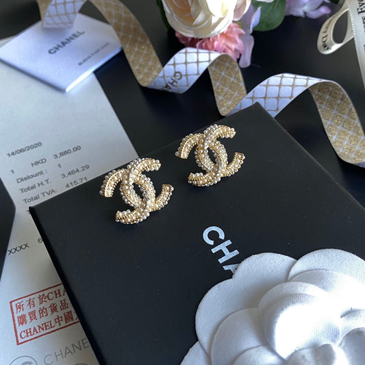 Boucles d'oreilles clous élégantes avec perles et lettres