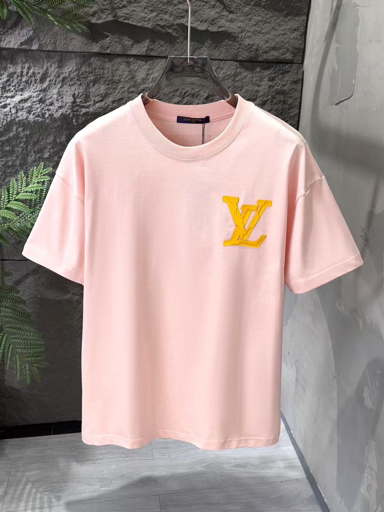 Camiseta con bordado clásico renovado