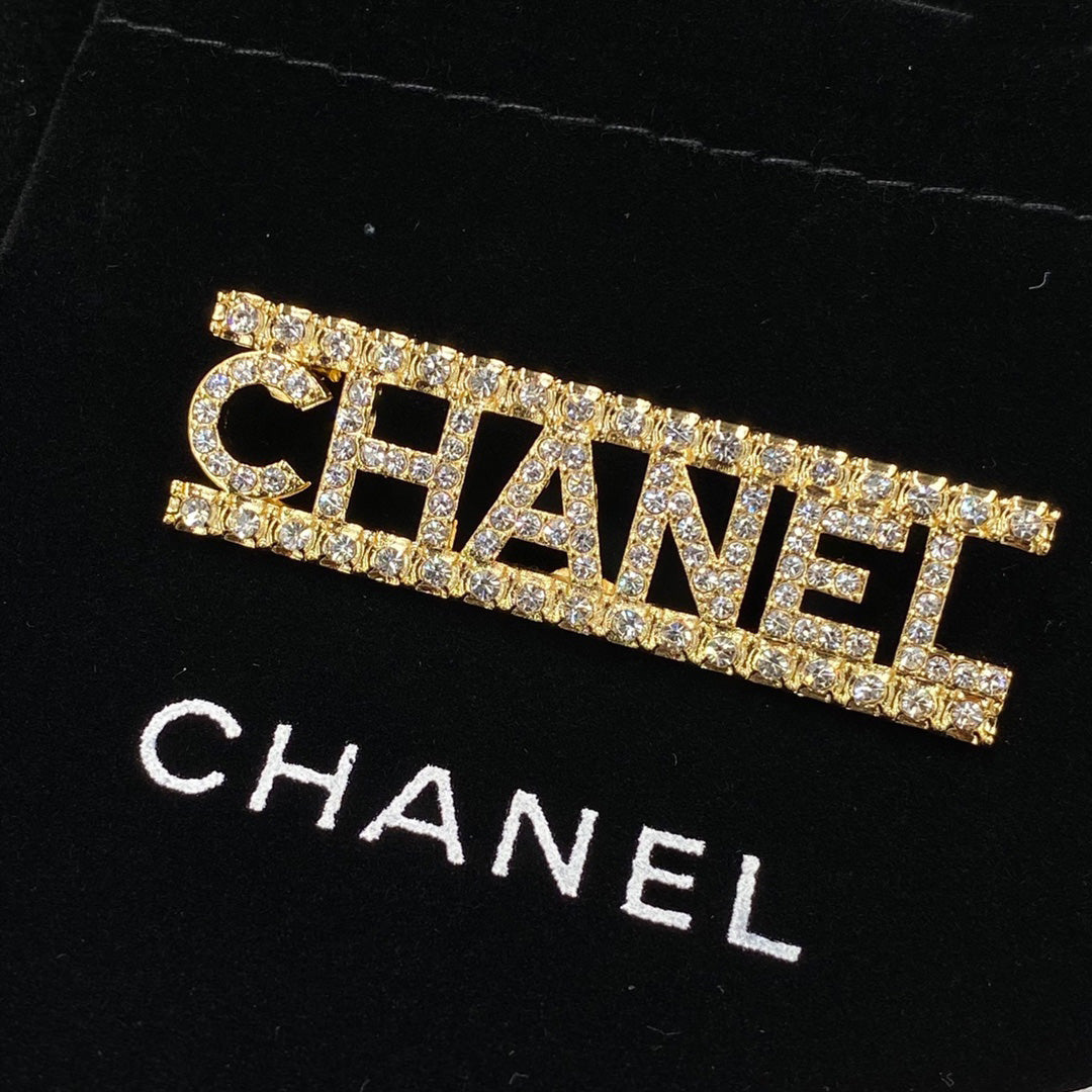 Broche de letras de diamantes brillantes