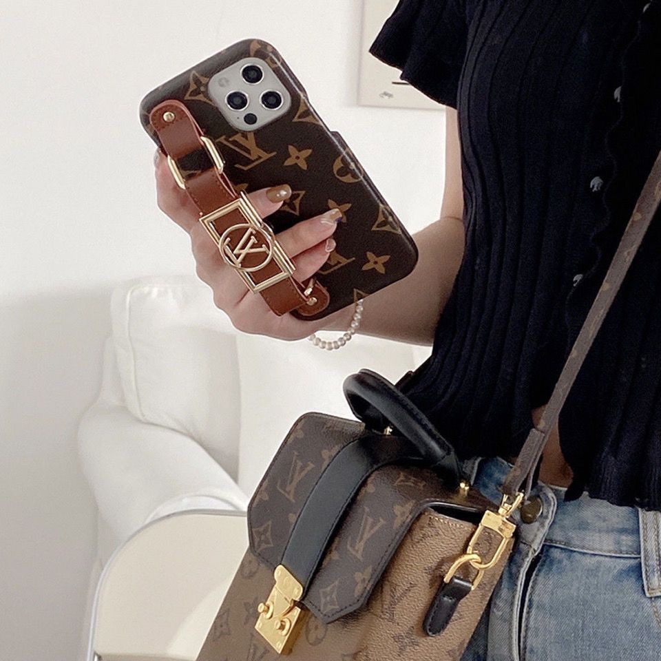 Estuche de cuero con estampado de monograma y correa para la muñeca
