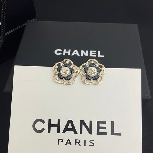 Boucles d'oreilles clous élégantes à fleurs en résine