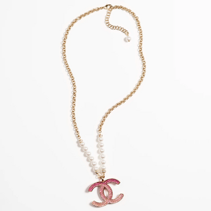 Collier de perles à logo diamant rose