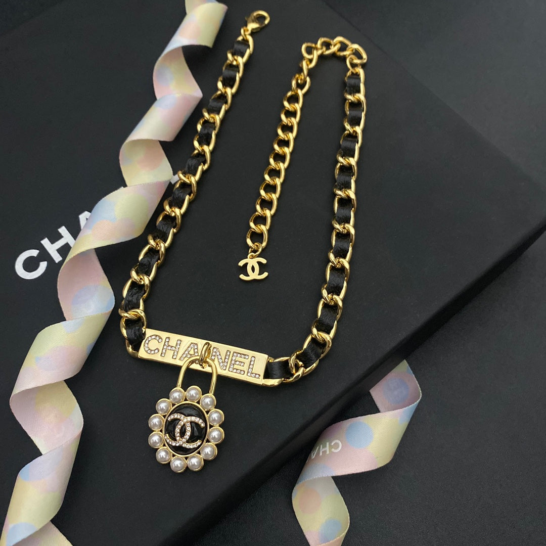 Collar de cuero trenzado con colgante de perla